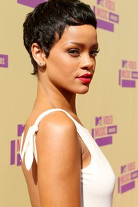 Bagaimana menurut Anda rambut super pendek Rihanna? Christopher Polk/Getty Images.