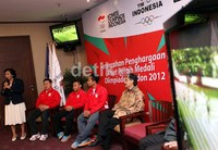 Penyerahan bonus juga dihadiri Ketua Umum KOI Rita Subowo (kiri).