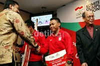 Ketua Menpora Andi Alifian Mallarangeng mengucapkan selamat kepada Eko Yuli Irawan.