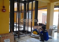 Lift wisma atlet juga belum rampung pengerjaannya. Lift masih berupa tonggak besi.