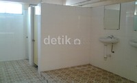 Di setiap kamar tersedia 1 kamar mandi berpintu 4 agar para penghuni tidak mengantre.