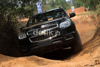 Tak seperti test drive SUV biasaya, GMI mengajak untuk merasakan ketangguhan All New Trailblazer generasi di alam kendaraan pikap, di mana medan yang dilalui off road. Lintasan diwarnai tanjakan dan turunan yang sangat akrab dengan mobil-mobil pikap.