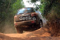 Menariknya lagi, tidak ada medan aspal sedikitpun dalam uji coba kali ini. Yang ada hanya tanah mengering dan debu jika lintasan dipijak oleh mobil tersebut. Wushh!!!