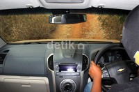 Interior Trailblazer. All New Trailblazer memang disetting agak keras untuk menopang bodi yang besar. Tak anyal ketika melintasi jalan bergelombang, perut agak terkocok. Badan bergerak ke kiri ke kanan dan tak bisa diam. Akan tetapi menjelajahi trek off road, kaki-kaki lumayan kokoh.