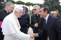 Untuk menghormati pria berusia 85 tahun itu, CEO Nissan-Renault, Carlos Ghosn turun langsung menyerahkan mobil ramah lingkungan tersebut pada Paus Benediktus XVI. (Dok renault)