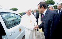 CEO Nissan-Renault Carlos Ghosn menyalami Paus. Mobil ini sudah dimodifikasi khusus untuk kebutuhan Paus. Mobil atapnya bisa dibuka, jendela sisi belakang bisa dilepas, engsel pintu belakang terletak di belakang sehingga pintu mobil terbuka dengan lebar, dan di samping mobil ada tangga elektronik untuk memudahkan Paus naik turun dari mobil. (Dok renault)