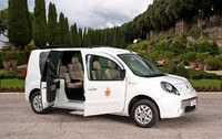 Renault Kangoo dilengkapi dengan 44 kW motor listrik dan baterai lithium-ion. Daya jelajah mobil satu ini memiliki jangkauan lmencapai 170 km dengan sekali pengisian selama 6-8 jam. Namun mobil ini tidak akan dijadikan kendaraan dinas Paus Benediktus XVI setiap ada acara publik. Paus Benediktus XVI tetap menggunakan Mercedes-Benz M Class demi keselamatan. (Dok renault)