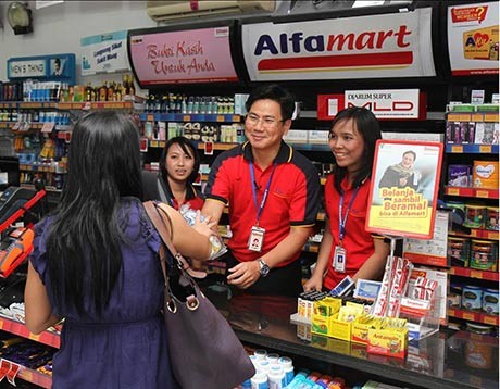 Jajaran Direksi Alfamart menjadi Kasir Layani Pelanggan