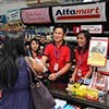 Jajaran Direksi Alfamart menjadi Kasir Layani Pelanggan