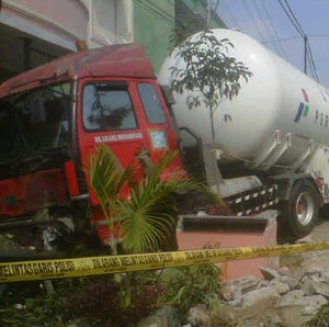 Akibat Wanita yang Ragu Nyeberang, Truk Pertamina Hantam Pembatas Jalan