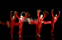 Selain aksi tarian solo, mereka juga menyajikan penampilan yang tak kalah menarik dan seru, yaitu secara berkelompok.