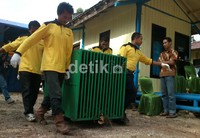 Ketiga Orangutan itu diselamatkan oleh Satgas Penyelamatan Orangutan PT Surya Hutani Jaya (SHJ) bersama dengan peneliti Orangutan dari Pusat Penelitian Hutan Tropis Universitas Mulawarman (PPHT Unmul) Samarinda, pada tanggal 2 September 2012 lalu. (Robert/detikNews).