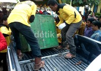 Ketiga orangutan tersebut dinaikkan ke atas mobil sebelum direlokasi ke kawasan Taman Nasional Kutai. (Robert/detikNews).