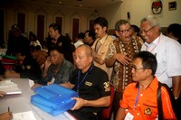 Sulistyanto menyambangi kantor KPU untuk mendaftarkan partainya.