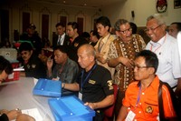 Sulistyanto menyerahkan berkas ke petugas KPU.