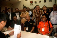 Sulistyanto datang dengan didampingi sejumlah fungsionaris Partai Patriot. (Farid).