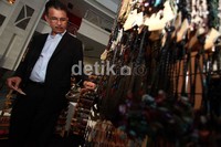 Direktur Jenderal Pengembangan Ekspor Nasional Kementerian Perdagangan Gusmardi Bustami berkeliling untuk malihat stand pameran.
