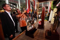 Direktur Jenderal Pengembangan Ekspor Nasional Kementerian Perdagangan Gusmardi Bustami meninjau salah satu stand pameran.