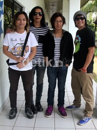 J-Rocks usai manggung di dahSyat, studio RCTI, Kebon Jeruk, Jakarta Barat, Sabtu (8/9/2012). (Gusmun/detikHot).
