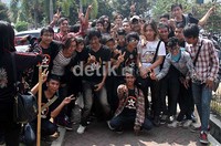 J-Rock berpose dengan para penggemar setianya. (Gusmun/detikHot).