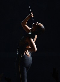 Alicia Keys tampil on fire saat menyanyikan lagu Girl on Fire. Kevin Winter/Getty Images.