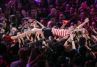 Aksi mengejutkan dari penyanyi cantik Taylor Swift. Biasa tampil manis saat di atas panggung, Taylor mengejutkan penonton dengan melakukan body surfing saat menjadi penutup acara MTV VMA 2012. Christopher Polk/Getty Images.