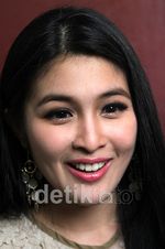 Anggunnya Sandra Dewi dengan Rambut Panjang
