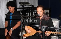 Group musik Debu menghibur tamu undangan.