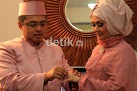 Ferry memasangkan cincin tunangan.