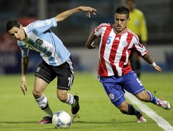 Laga Argentina melawan Paraguay dihelat di Di Estadio Mario Alberto Kempes, Sabtu (8/9/2012) pagi WIB. Reuters/Jorge Adorno.