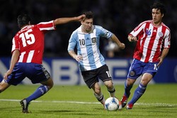 Lionel Messi berusaha melewati Victor Caceres dan Cristian Riveros. Reuters/Marcos Brindicci