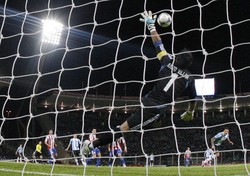 Argentina sudah unggul saat laga baru berumur tiga menit. Tendangan kaki kiri terukur yang dilepaskan Angel Di Maria dari depan kotak penalti menghujam pojok gawang Paraguay. Reuters/Enrique Marcarian