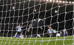 Argentina kembali memimpin di menit ke-30. Sepakan Gonzalo Higuain dari dalam kotak penalti mengarah ke pojok gawang tanpa bisa dihentikan oleh kiper Paraguay, Justo Villar. Reuters/Enrique Marcarian.