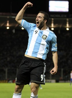 Gonzalo Higuain merayakan gol yang dibuatnya. Reuters/Enrique Marcarian.
