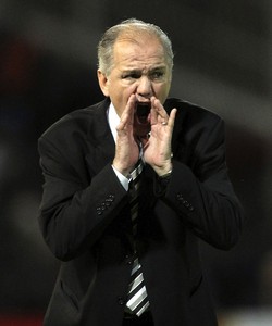 Pelatih Argentina Alejandro Sabella memberikan instruksi dari pinggir lapangan. Reuters/Enrique Marcarian.