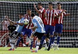 Lionel Messi akhirnya melengkapi kemenangan Argentina lewat golnya pada menit ke-64. Tendangan bebas indah penyerang Barcelona itu membuat Villar mati kutu. Reuters/Marcos Brindicci.
