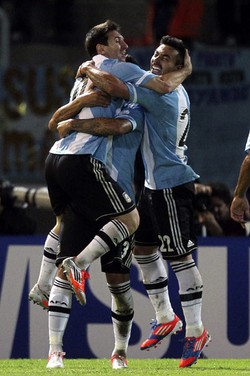 Kemenangan ini mengangkat Argentina ke posisi teratas klasemen sementara dengan raihan 13 poin dari enam laga. Reuters/Enrique Marcarian.