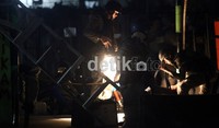 Tim Gegana Mabes Polri Melakukan Olah TKP di lokasi ledakan di Jalan Nusantara, Beji, Depok (9/8).