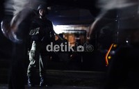 Sementara Itu beberapa tim gegana bersenjata lengkap berjaga di sekitar lokasi, warga dan wartawan dilarang mendekati lokasi.