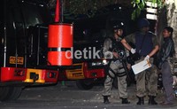 Sementara itu tampak 2 mobil gegana parkir di depan lokasi ledakan.