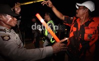 Anggota ormas turut membantu polisi mengsterilkan lokasi ledakan dan meminta warga tidak mendekat.