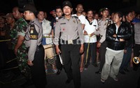 Warga yang berkerumun diminta untuk menjauh sejauh 100 meter dari lokasi.