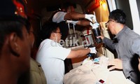 Polisi mengawal proses evakuasi korban.