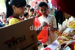 Warga Antre Minyak Goreng Murah