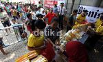 Warga Antre Minyak Goreng Murah