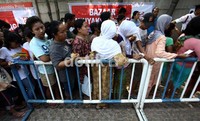 Warga tampak mengantre.