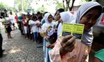 Warga Antre Minyak Goreng Murah