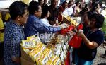 Warga Antre Minyak Goreng Murah