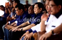 Ketua dewan Pakar Nasdem, Hari Tanoesoedibyo juga turut hadir duduk di jajaran kursi terdepan.