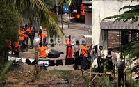 Pasukan gabungan dari Puslabfor, Gegana, Dokpol, dan Inafis melanjutkan olah TKP di lokasi ledakan yang sempat terhenti semalam.